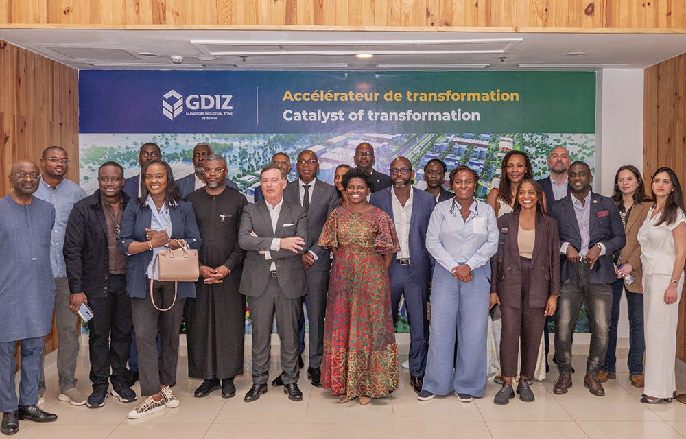 Photo de famille de l'équipe du Choiseul à la Zone industrielle de Glo-Djigbé.
