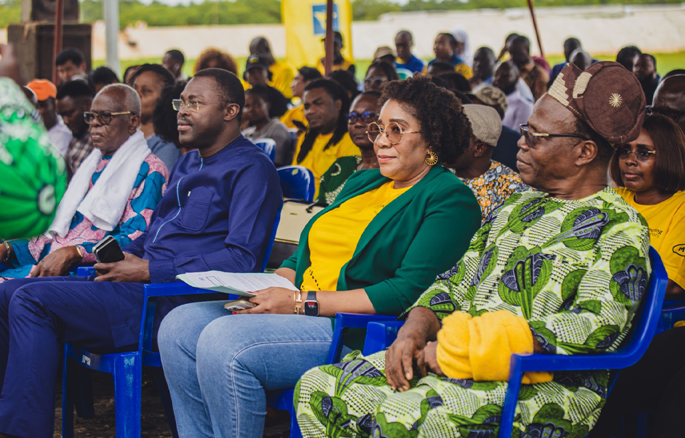 Uche Ofodile en compagnie de Christian Houétchénou, Maire de Ouidah et des autorités locales d'Avlékété