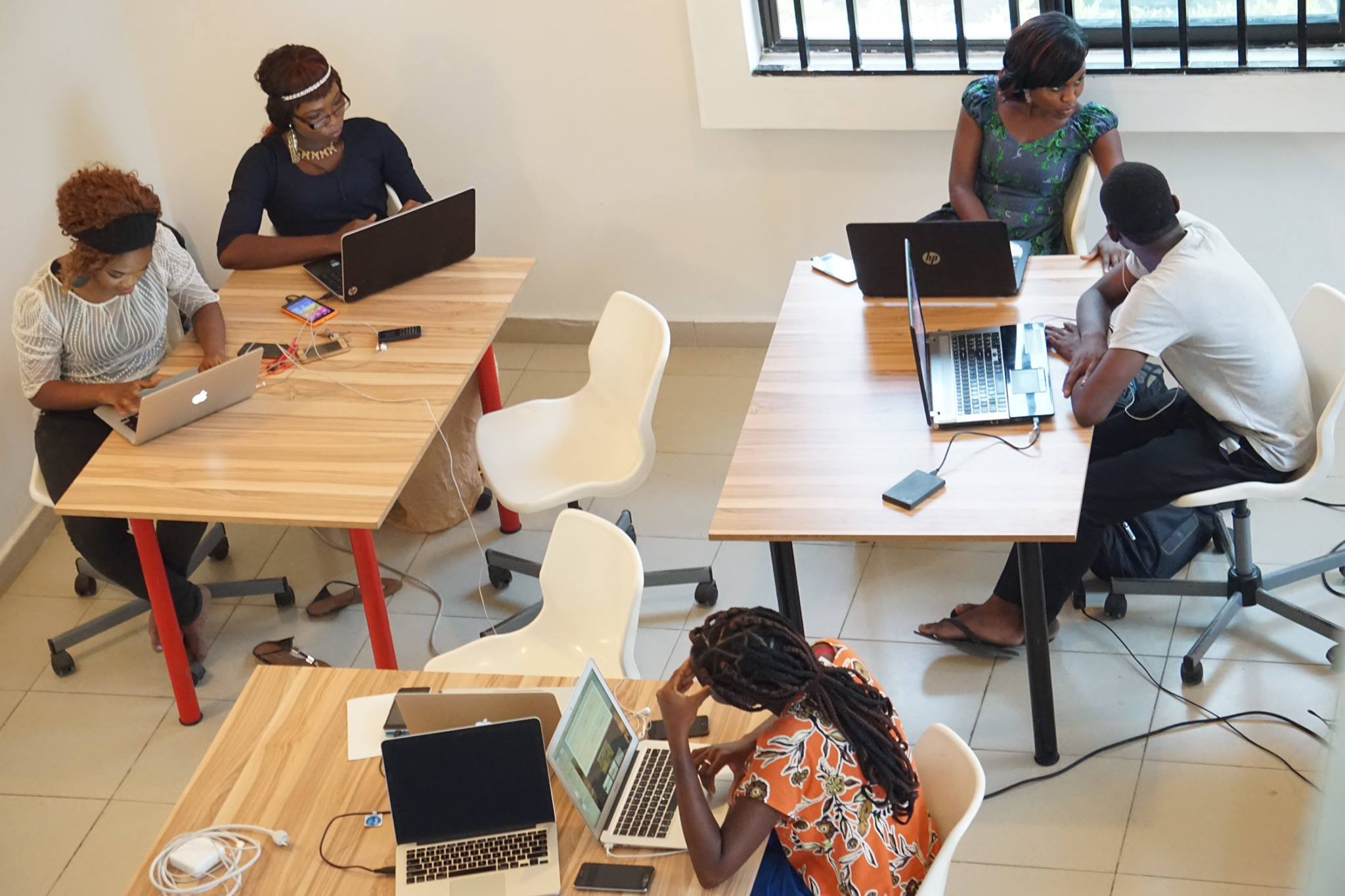Des entrepreneurs numériques en formation au sein d'un incubateur. Photo : EtriLabs