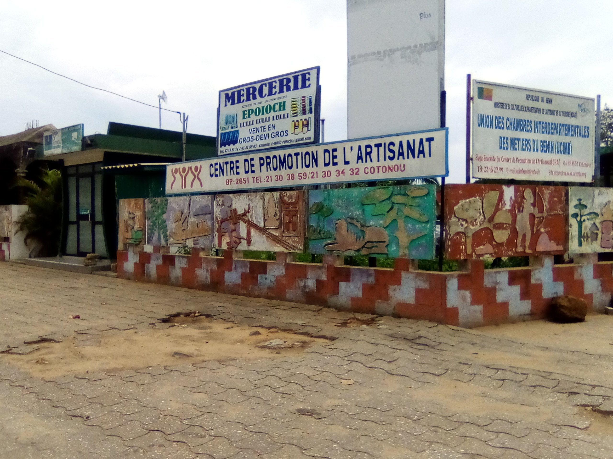 Vue de façade du Centre de promotion de l'artisanat de Cotonou. Photo : Ross Patrick