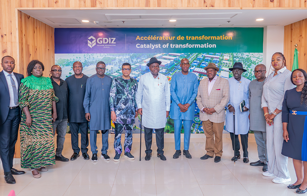 Photo de famille à l'issue de la visite du gouverneur de l'État de Bayelsa du Nigeria, à la zone industrielle de Glo-Djigbé.