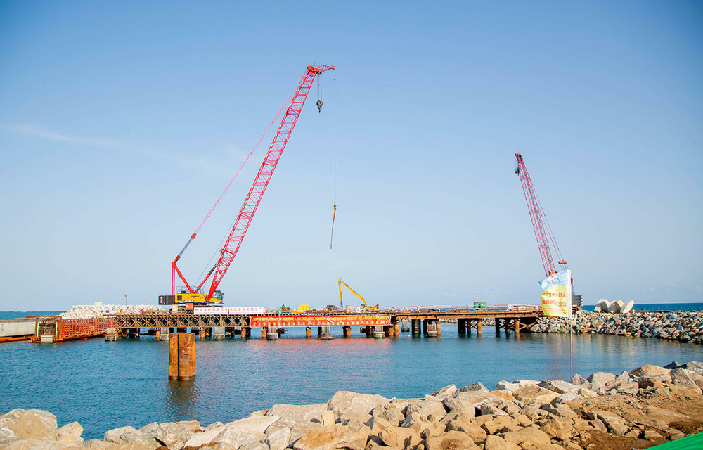 Chargement de pétrole à bord du navire Aura M.