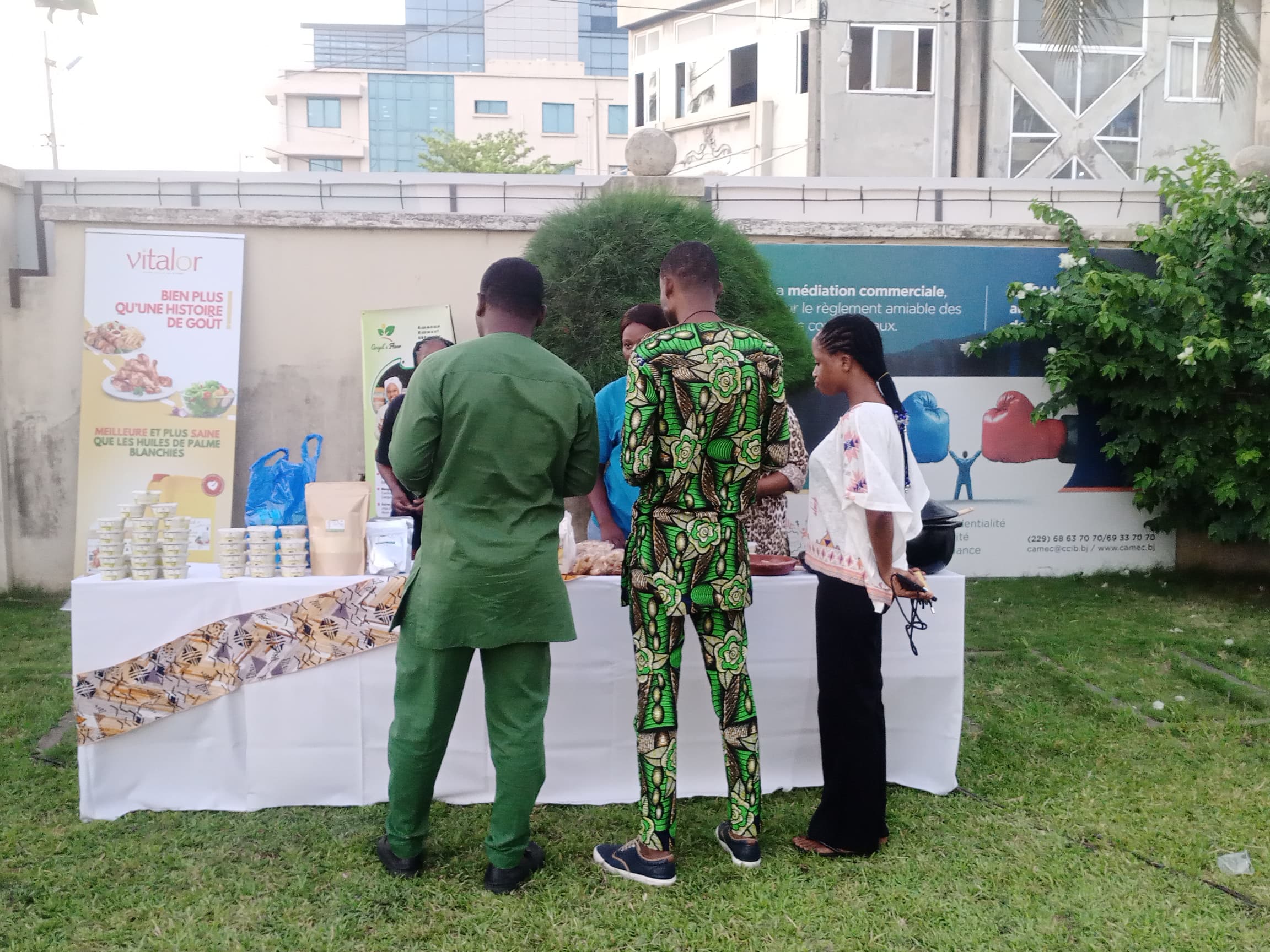 Dégustation de produits locaux à la Chambre de commerce et d'industrie du Bénin.