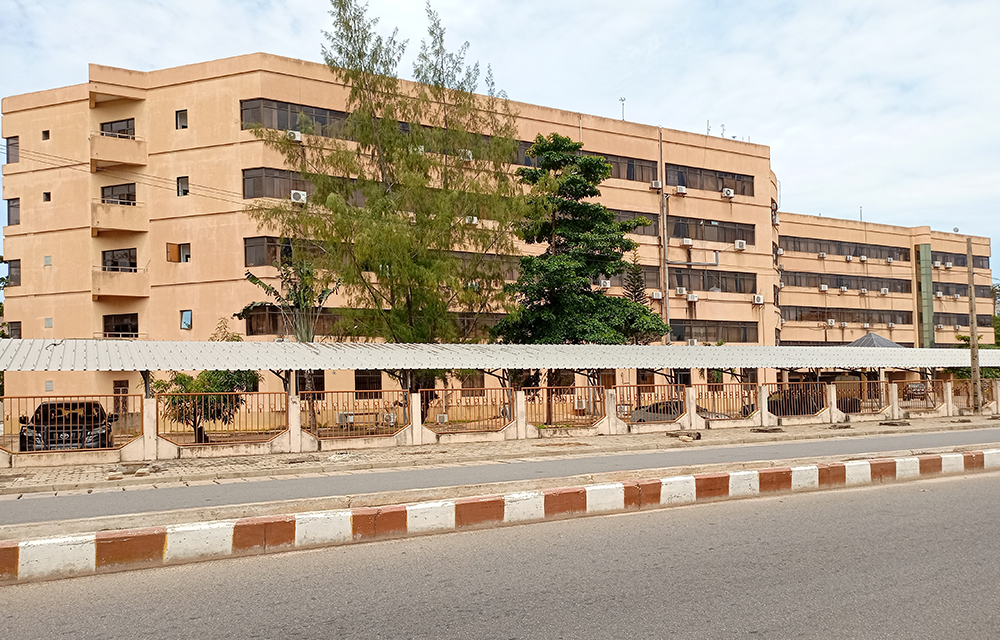 Édifice public à Cotonou.