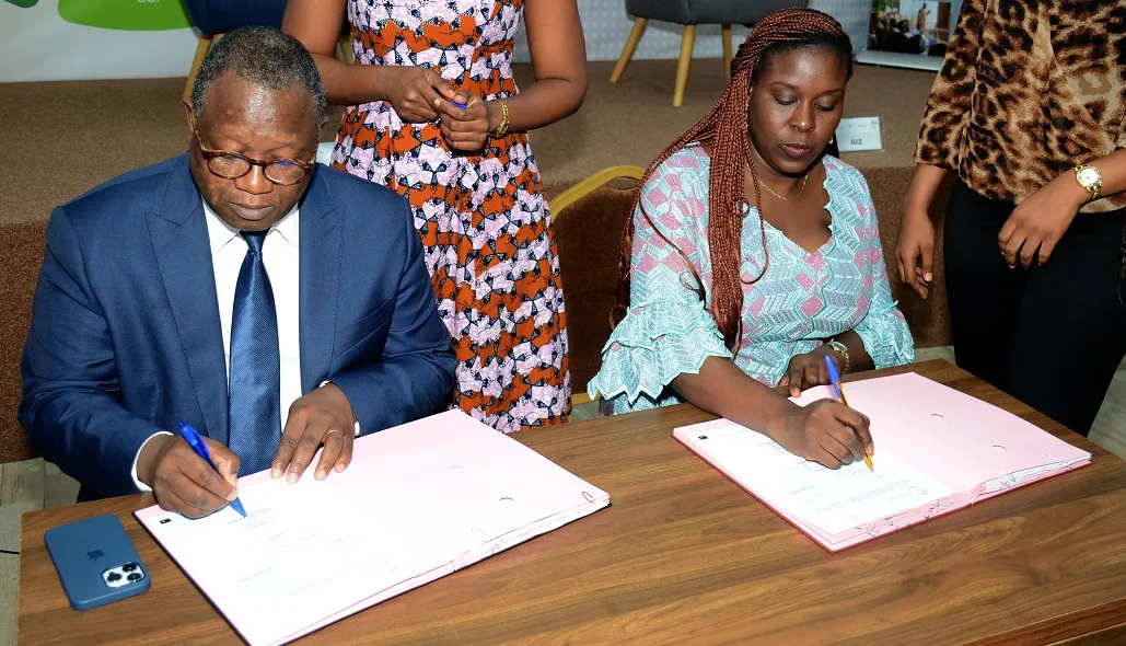 Photo: Signature des contrats