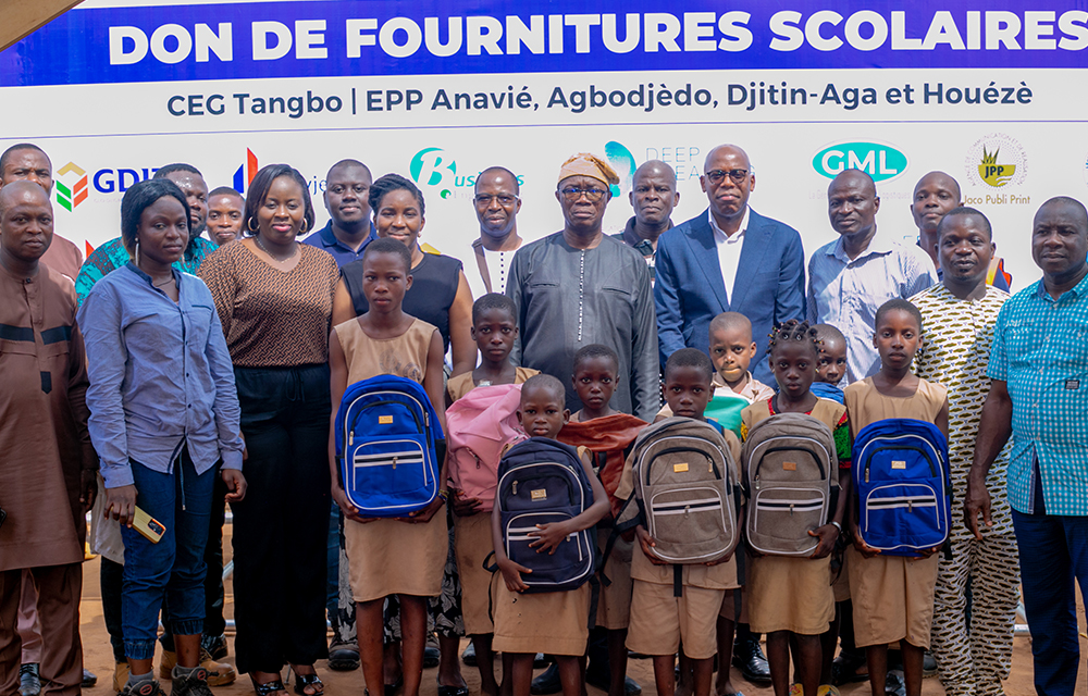 GDIZ - Don de fournitures scolaires aux élèves et écoliers des villages d'Agbodjèdo, d'Anavié, de Djitin-Aga, de Houézè et de Tangbo.