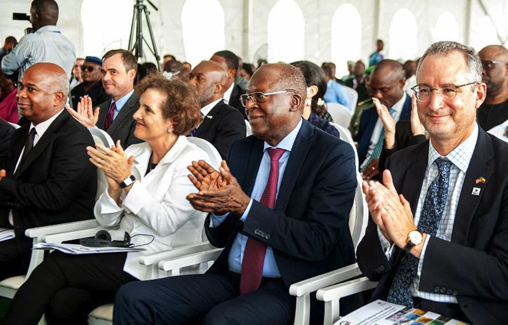 Le ministre d'État Abdoulaye BIO TCHANÉ, Alice ALBRIGHT, présidente Directrice Générale de MCC et l'Ambassadeur des États-Unis près le Bénin