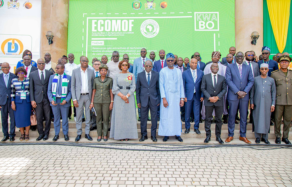 Photo de famille à l'issue de la cérémonie d'ouverture de la 4ème édition du Forum des Mines et du Pétrole de la CEDEAO à Cotonou, Bénin.