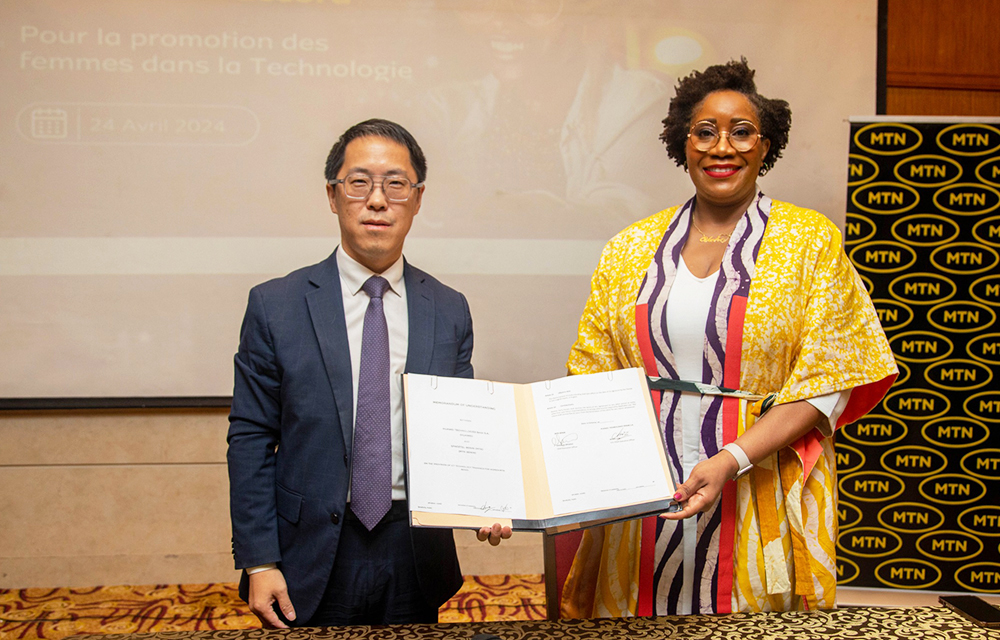 Uche Ofodile, directrice générale de MTN Bénin et Chris Meng, président Afrique du Nord, chargé de marketing et solutions de Huawei Technologies Ltd.