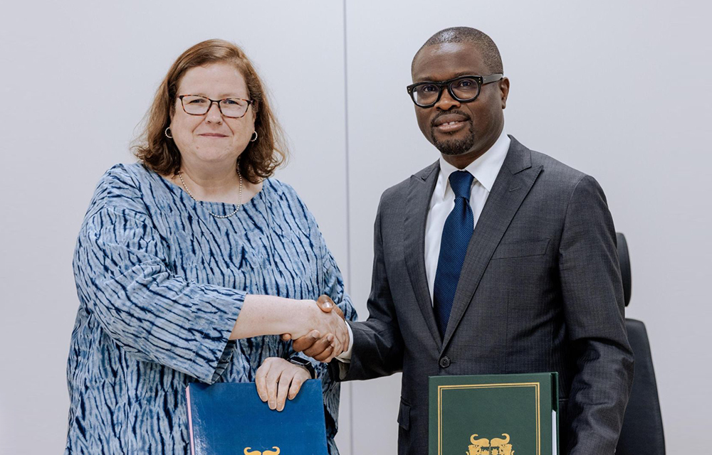 Le Ministre d’Etat, Ministre de l’Economie et des Finances en charge de la Coopération reçoit Mme Lee-Anne Hermann, Ambassadrice du Canada au Burkina Faso et au Bénin, en fin de mission.