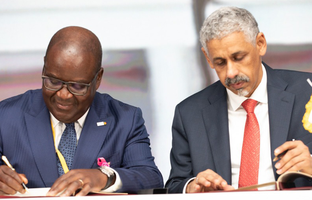 D g. à d. Félix Edoh Kossi Amenounve, Directeur Général de la BRVM et Sidi Ould Tah, Président de la BADEA.