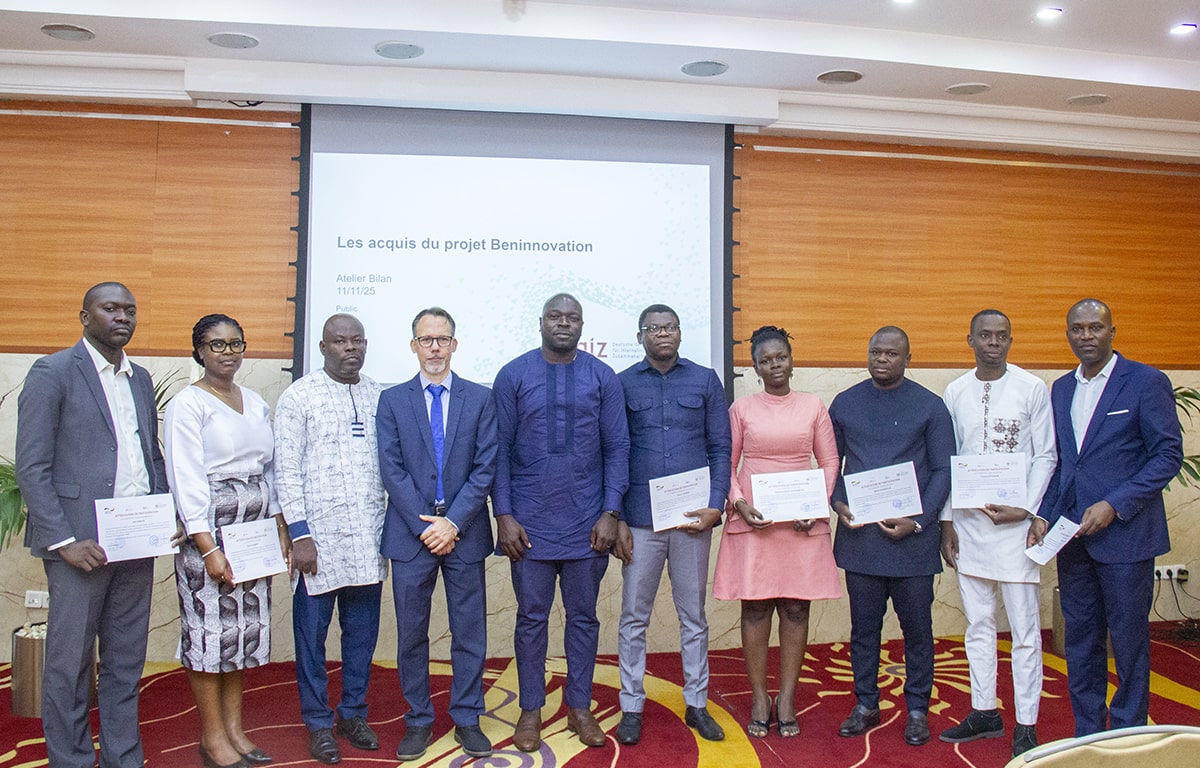 Le responsable du CTD Bénin, entouré des bénéficiaires lors de la remise des attestations