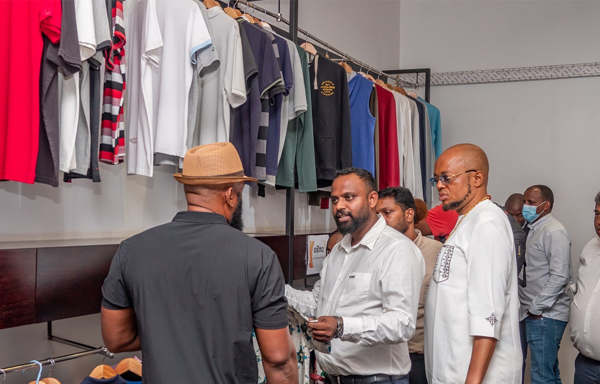 Les participants de l'African Buyers Programme découvrent les t-shirts produits à la GDIZ.