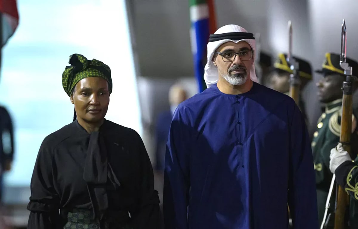 À droite, Sheikh Khaled bin Mohamed bin Zayed Al Nahyan, Prince héritier d'Abou Dhabi