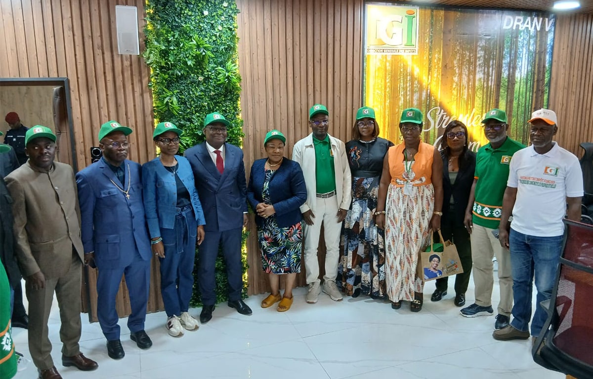 Photo de famille lors du lancement des mesures de facilitation pour la régularisation des impôts fonciers