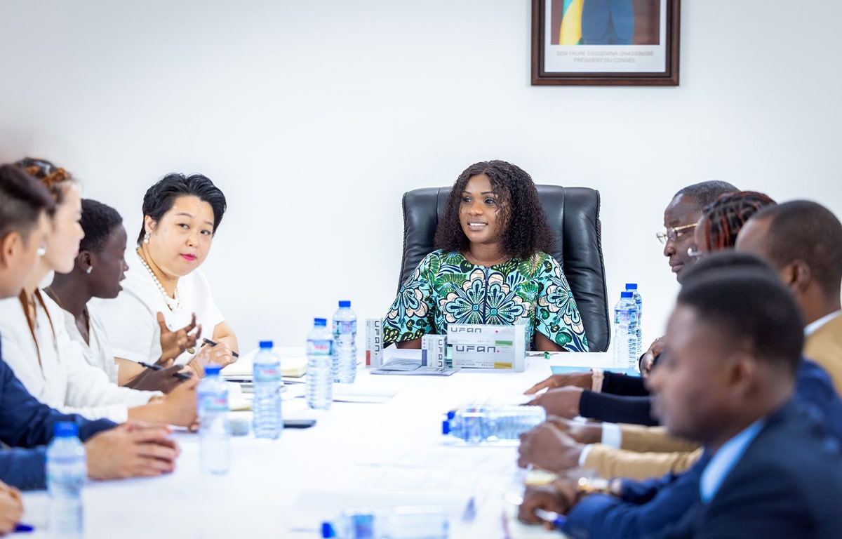 Sandra Ablamba Johnson, secrétaire générale de la Présidence du Conseil et une délégation d'investisseurs et de chefs d'entreprises chinois