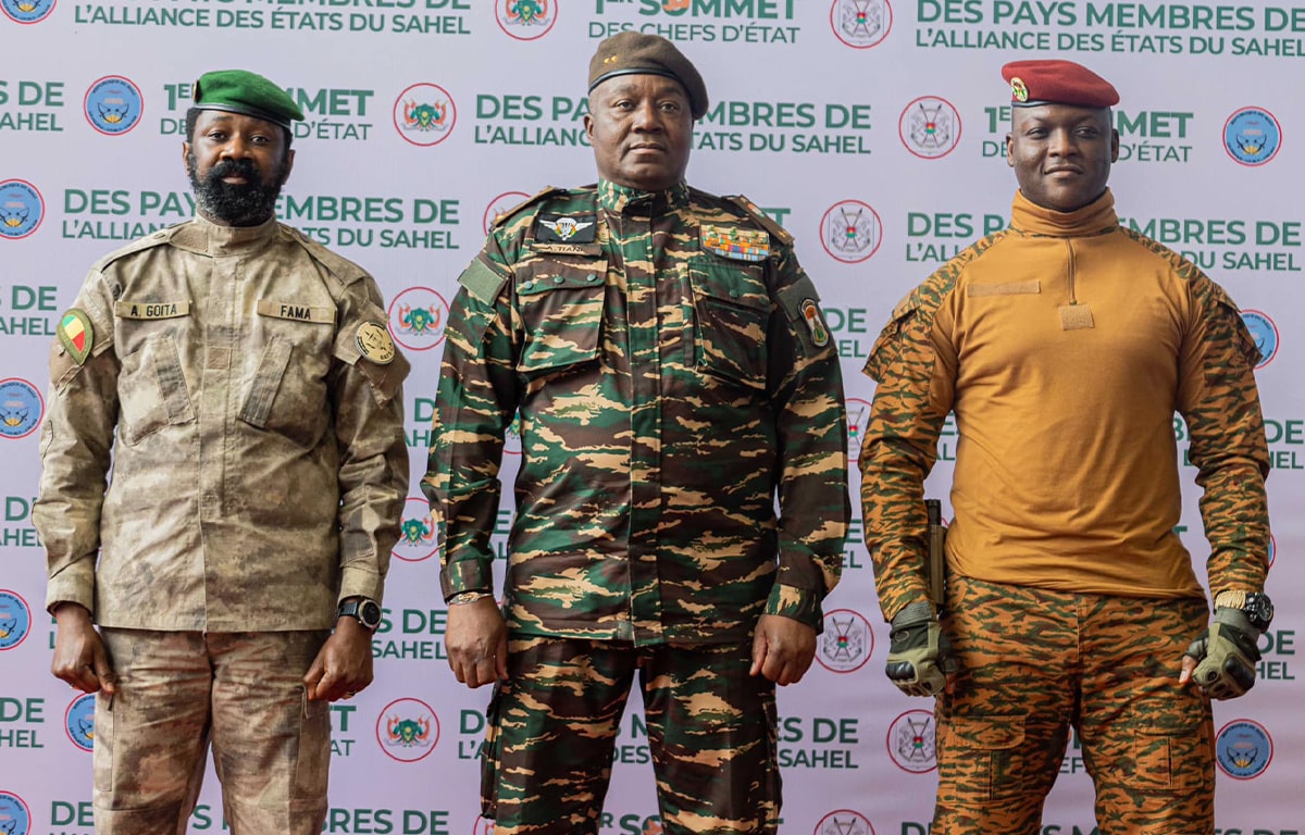 Assimi Goïta (Président du Mali), Abdourahamane Tiani (Président du Niger) et Ibrahim Traoré (Président du Burkina Faso)