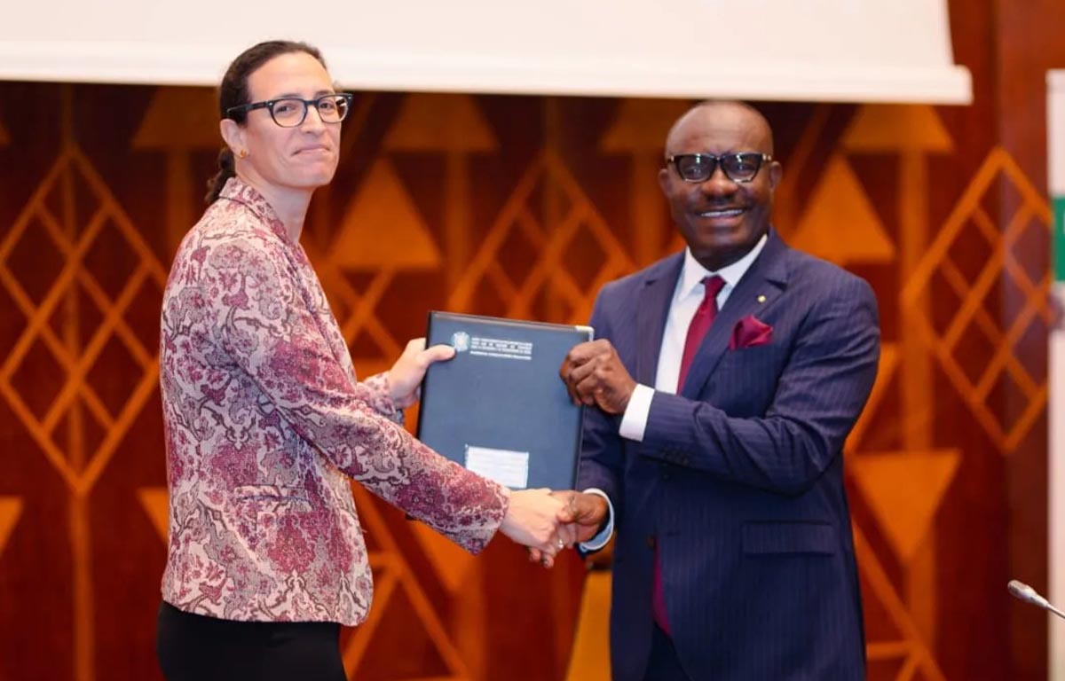 Katerina Syngellakis, directrice du Global Green Growth Institute (GGGI), et George Agyekum Donkor, président de la BIDC, lors d'une cérémonie de signature