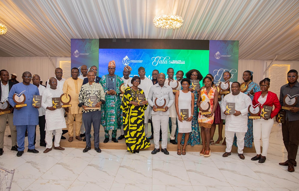 L'équipe de la CCI Bénin entourée des entreprises lauréates de la 3ᵉ édition du Prix de la qualité et de la performance