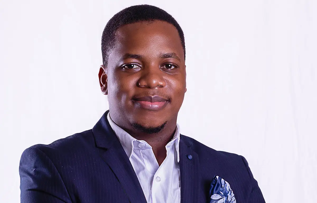 Edison Adjovi, Analyste financier écrivain.
