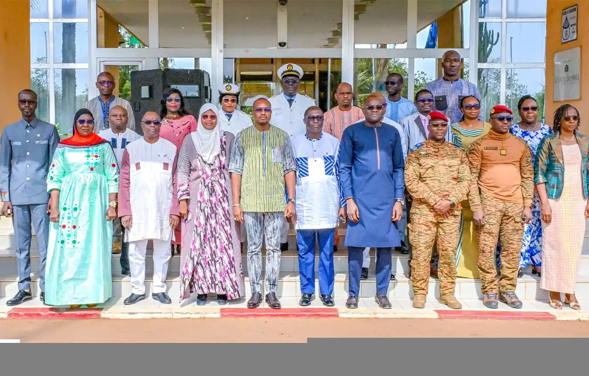 Le Premier ministre du Burkina Faso, entouré des membres du gouvernement, lors du lancement officiel des datacenters modulaires du Cloud gouvernemental burkinabè