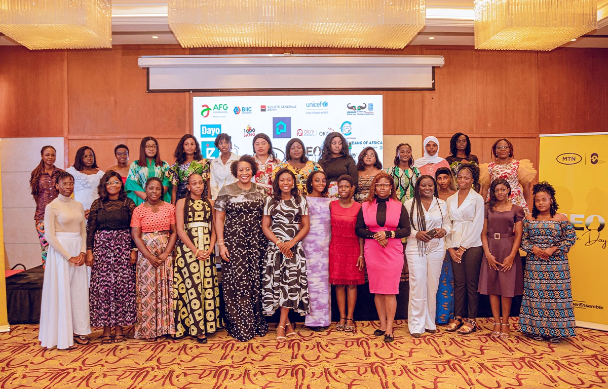 La Directrice Générale de MTN Bénin entourée des lauréats de la cohorte de l'édition 2025 du challenge "CEO Of The Day". © MTN Bénin