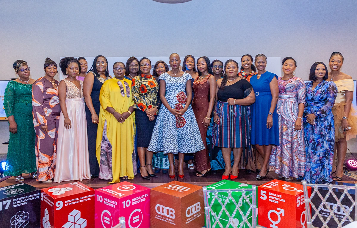 Maryse Lokossou, directrice générale de la CDC Bénin entourée des participantes de la soirée consacrée au leadership féminin dans la finance à impact