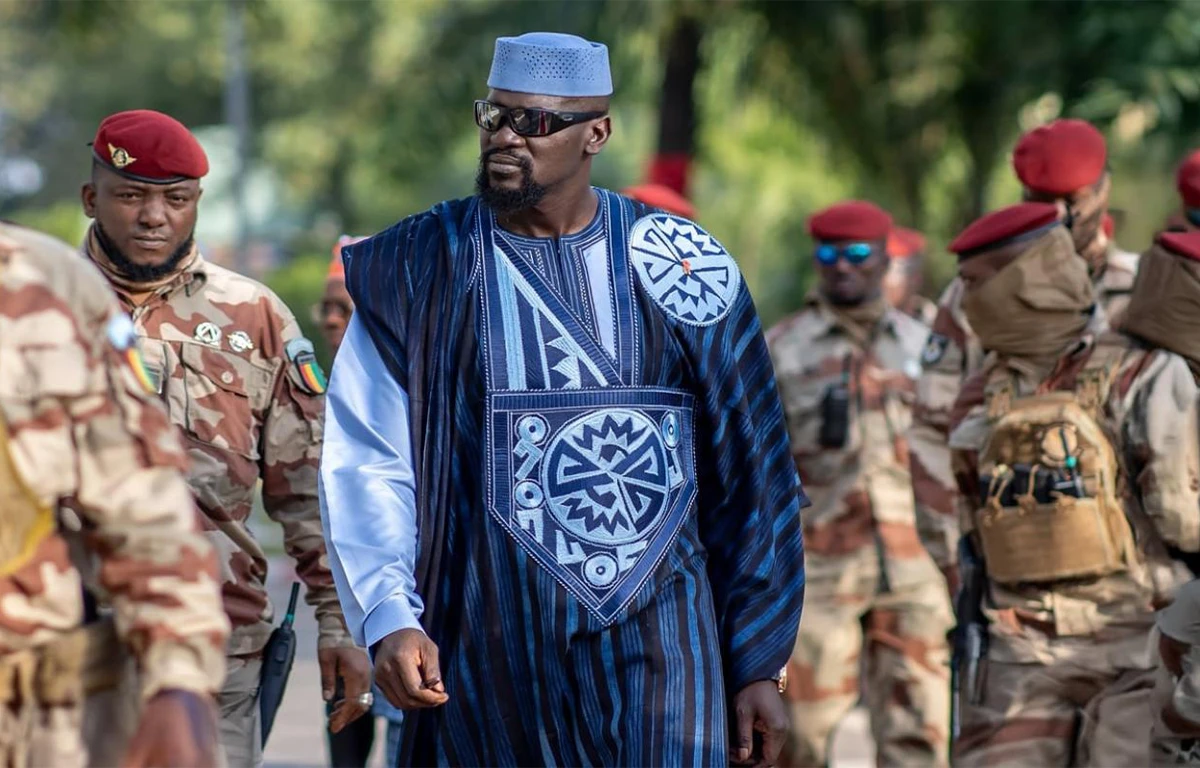 Le président guinéen Mamadi Doumbouya entouré de ses gardes du corps