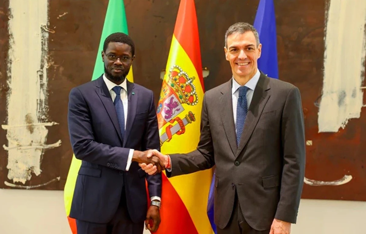 De g à d : Bassirou Diomaye Faye, président du Sénégal, et Pedro Sánchez, président du gouvernement espagnol