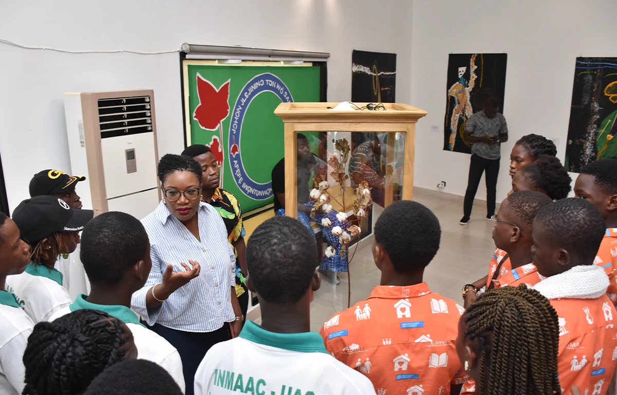 Visite d’étudiants de l’INMAAC et de l’ESMA à la Galerie Encadrement Design à Cotonou dans le cadre de l'exposition « Equilibrium Wind - Le Vent d’Équilibre»