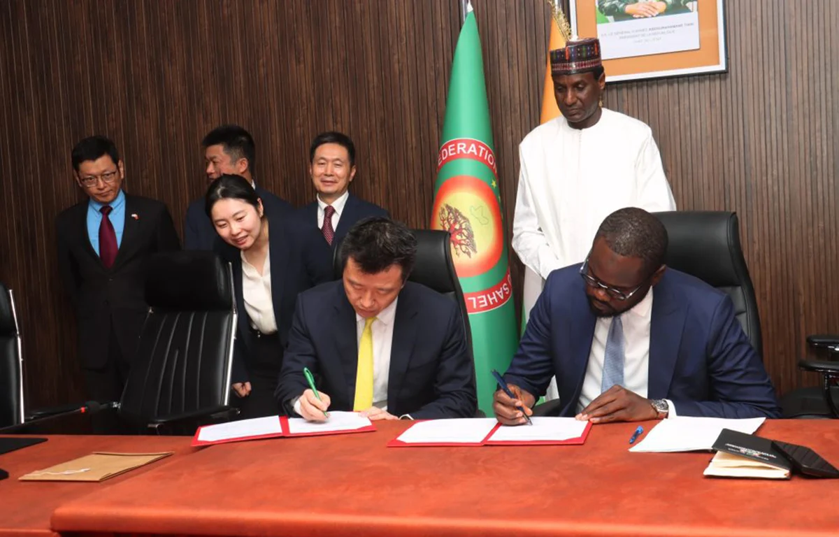 Niamey et des compagnies chinoises ont signé un accord pétrolier le 18 mai, avec 1 milliard de dollars d’investissement. L'objectif est de produire 110.000 à 145.000 barils par jour d’ici 2029.
