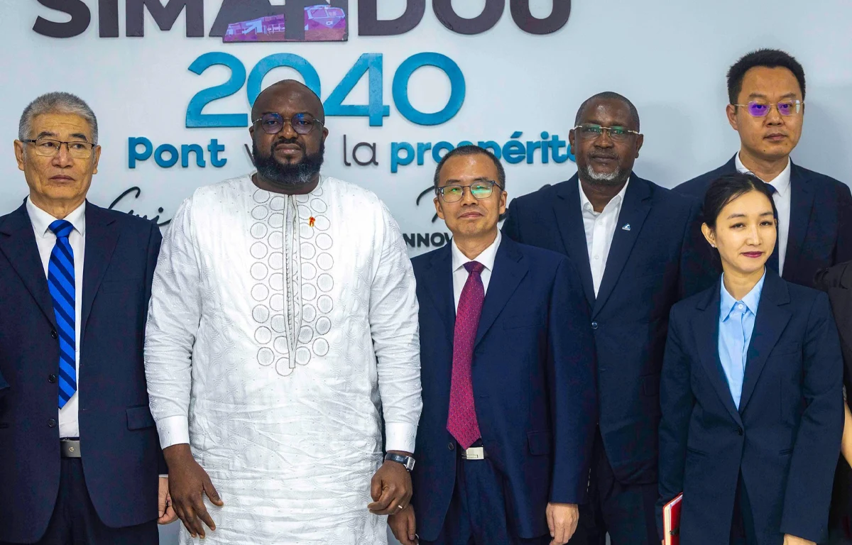 Les autorités guinéennes et les partenaires industriels lors de la signature de l’accord-cadre pour la construction d’une nouvelle raffinerie d’alumine en Guinée.