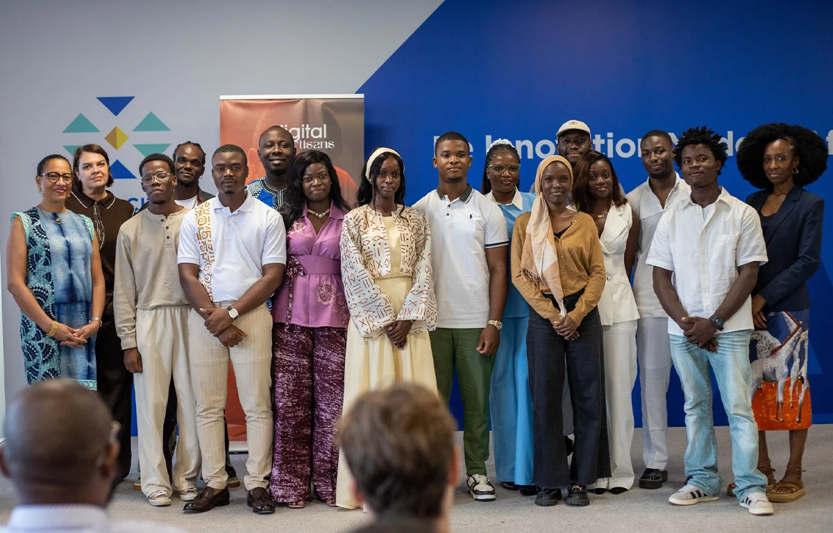 Claude Borna, directrice générale de Sèmè City, entourée de partenaires institutionnels et des bénéficiaires du programme Digital Artisans lors du Demo Day organisé à Sèmè One