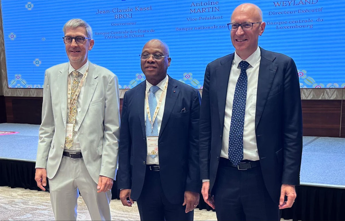 Le Gouverneur de la BCEAO avec les orateurs de la table ronde 5 : à sa gauche Monsieur Antoine MARTIN, Vice-Président de la Banque Nationale Suisse, et à sa droite Monsieur Roland WEYLAND, Directeur exécutif à la Banque centrale du Luxembourg