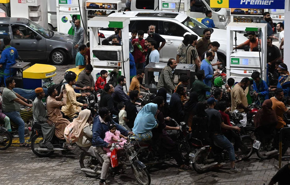 Le Caire (Égypte) des motocyclistes dans une file d'attente dans une station d'essence