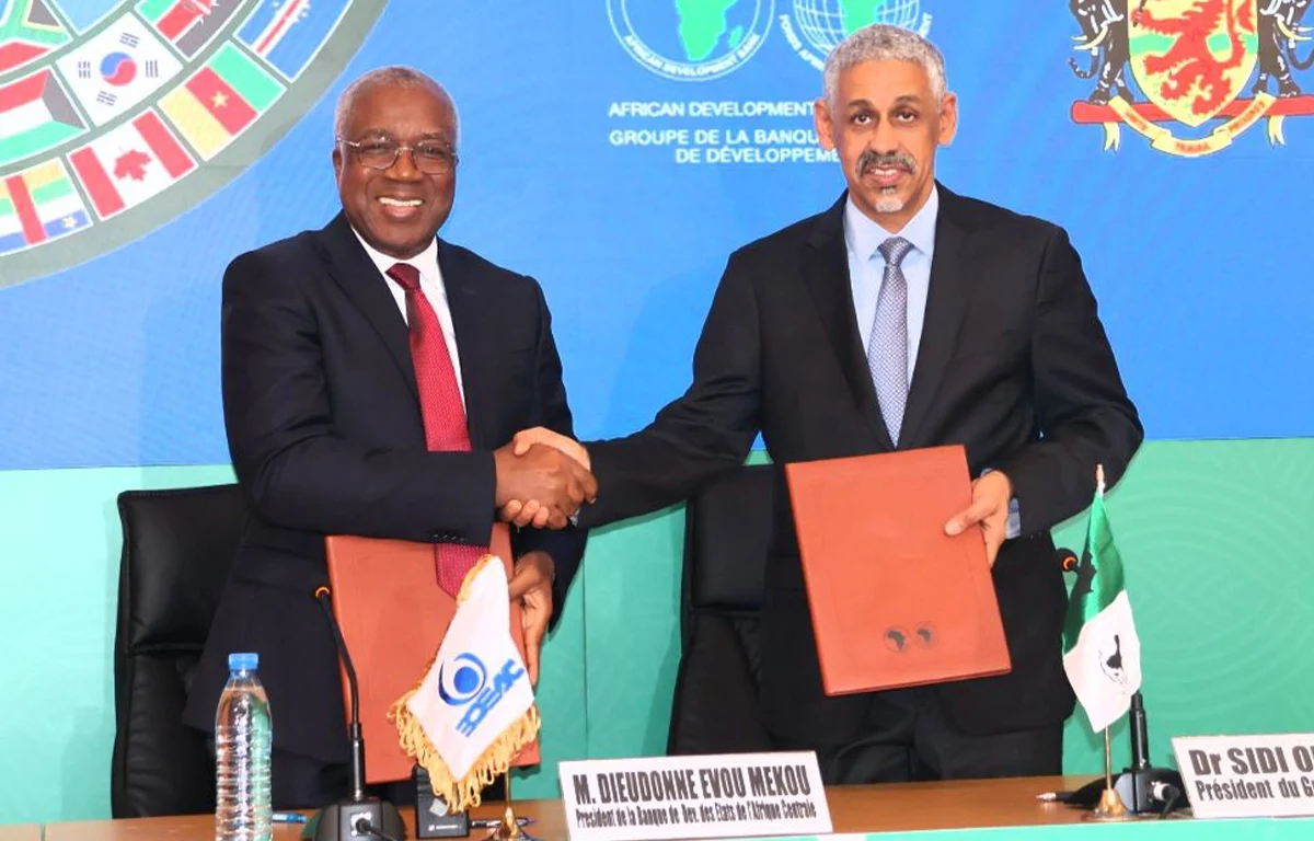 Le président de la Banque de développement des États de l’Afrique centrale (BDEAC), Dieudonné Evou Mekou (à gauche) et le président du Groupe de la Banque africaine de développement, Dr Sidi Ould Tah, en train de signer la lettre d’intention.