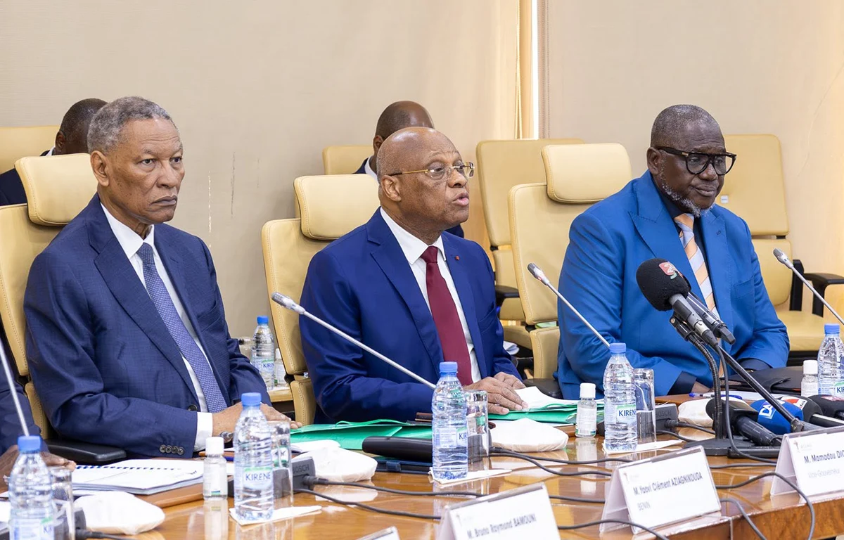Au centre Jean-Claude Kassi Brou, actuel Gouverneur de la BCEAO entouré de Mamadou Diop, Vice-Gouverneur de la BCEAO et Yaovi Clément Aziagnikouda, Directeur des Affaires Monétaires et Financières