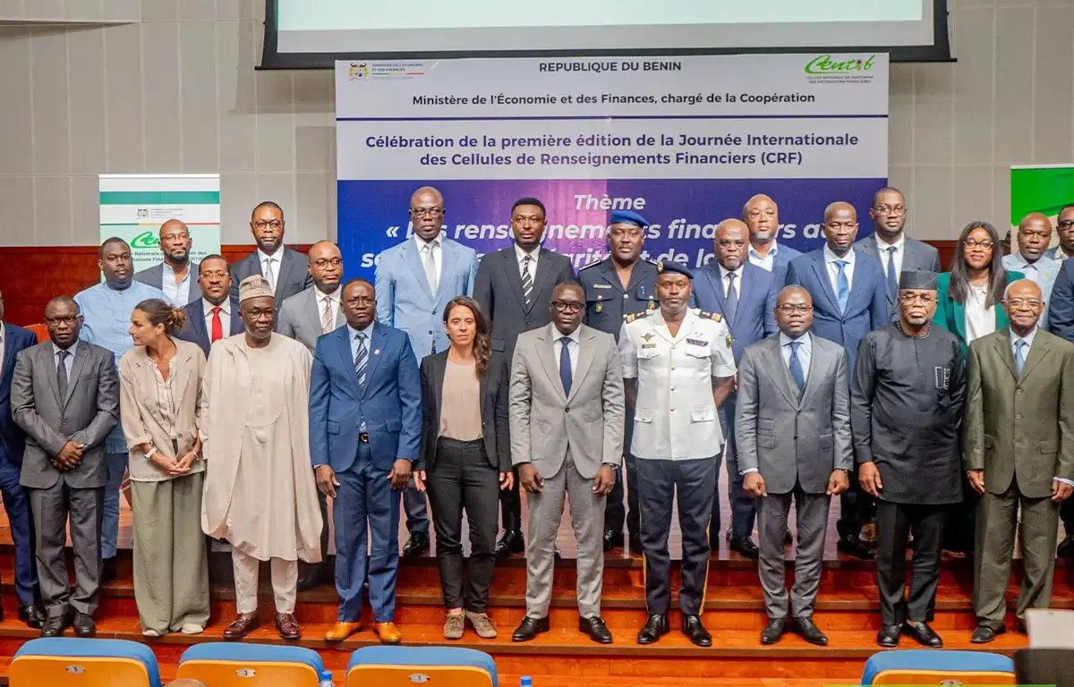 Photo de famille prise avec les participants à la célébration