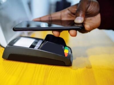  Mobile money vs banques : qui contrôle vraiment les flux financiers en Côte d’Ivoire ?