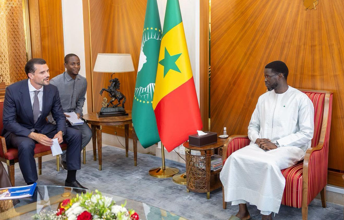 Le président Bassirou Diomaye Diakhar Faye en audience avec un représentant de Helios Towers autour d'un projet d'investissement dans les infrastructures télécoms.