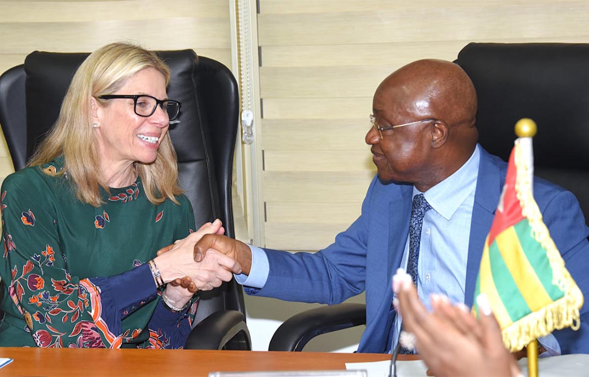 Les représentants du gouvernement togolais et du Groupe de la Banque mondiale lors de la signature des nouveaux accords de financement.