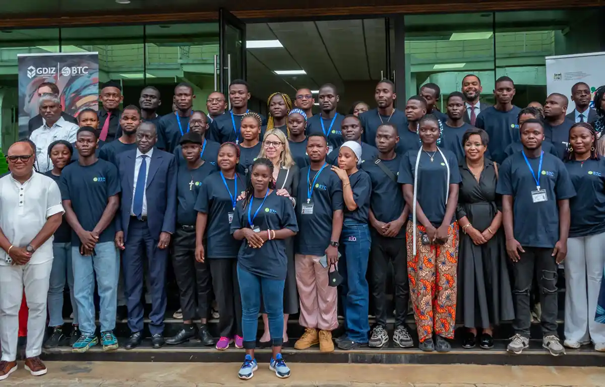 Photo de famille &agrave; l&rsquo;issue de la visite d&rsquo;Anna Bjerde, Directrice g&eacute;n&eacute;rale des op&eacute;rations du Groupe de la Banque mondiale, &agrave; la Zone industrielle de Glo-Djigb&eacute; (GDIZ).